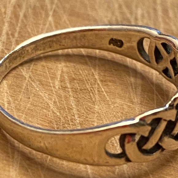 Beautiful Irish Claddagh 925 silver ring with celtic weaving - Picture 5 of 6